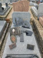 monument gris moucheté avec stèle gravée en lettres dorées. une plaque avec photo posée sur la pierre tombale -O.Dufour
