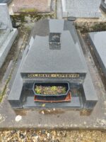 pierre tombale gris foncé avec inscription en façade sur fond doré - O.Dufour