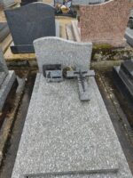 monument gris moucheté avec stèle gravée en lettres dorées, et une croix sur la pierre tombale - O.Dufour