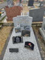 monument gris moucheté avec stèle gravée en lettres dorées - O.Dufour