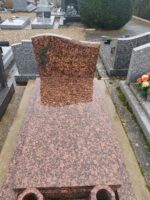 monument moucheté gris et rose avec stèle gravée en lettres dorées - O.Dufour