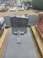 monument gris foncé avec croix posée sur la pierre tombale et stèle gravée en lettres dorées - O.Dufour