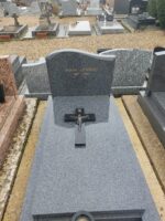 monument gris foncé avec croix posée sur la pierre tombale et stèle gravée en lettres dorées -O.Dufour