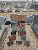 monument moucheté rose et gris avec stèle gravée en lettres dorées - O.Dufour