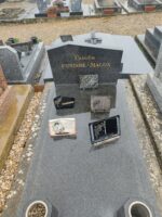 monument gris foncé avec stèle gravée en lettres dorées - O.Dufour
