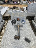 Monument gris moucheté avec stèle sur laquelle figure une croix dorée à gauche des inscriptions - O.Dufour