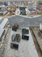 monument gris moucheté avec stèle gravée en lettres blanches - O.Dufour