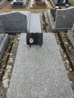 pierre tombale gris moucheté avec plaque sur laquelle figure une photo du défunt - O.Dufour