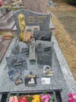 monument gris moucheté avec stèle gravée en lettres dorées et à gauche une vierge à l'enfant dorée - O.Dufour