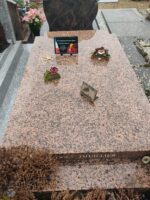 pierre tombale mouchetée rose et gris avec plaque AC posée - O.Dufour
