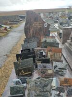 monument marbré rose et gris avec stèle  gravée en lettres dorées et photo du défunt à droite - O.Dufour