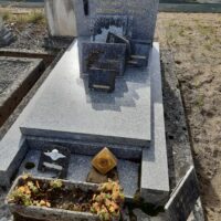 monument gris avec stèle gravée en lettres dorées -nharant