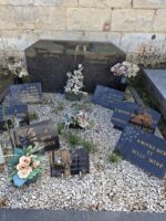 sépulture entourage pierre noire et gravillons au centre, stèle noire avec identification des défunts - NHarant