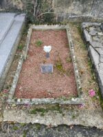 petite tombe entourage pierre et gravillons rose avec , au centre, une plaque d'identification en forme de coeur - O.Dufour