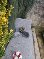 monument gris moucheté avec stèle gravée en lettres blanches - O.Dufour