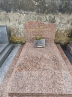 monument rose et gris moucheté avec stèle gravée en lettres dorées - O.Dufour