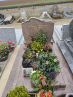 monument marbré rose et gris avec stèle gravée en lettres dorées - O.Dufour