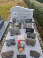 monument gris moucheté avec stèle gravée en lettres foncées, et à gauche, photo du couple défunt - O.Dufour