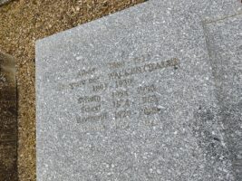 pierre tombale grise avec inscriptions -O.Dufour