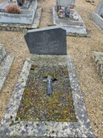 petite tombe entourage pierre et gravillons, avec stèle gris foncé gravée en lettres blanches - O.Dufour