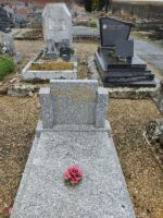 monument gris moucheté avec stèle gravée en lettres dorées - O.Dufour