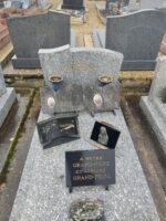 monument gris moucheté avec stèle gravée en lettres dorée, sur la pierre tombale 2 plaques avec photos - O.Dufour
