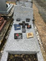 monument gris moucheté avec stèle gravée et espace jardinière en façade - O.Dufour