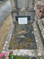 tombe entourage pierre avec gravillon au centre et grande stèle. Une plaque d'identification blanche est posée - O.Dufour