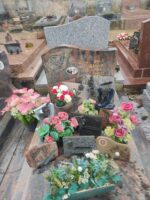 monument marbré rose et gris, avec stèle sur laquelle, à gauche de l'identification, figure la photo du couple défunt et une colombe - O.Dufour
