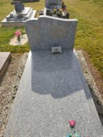 monument gris moucheté avec stèle gravée en lettres dorées et à gauche une croix dorée - O.Dufour