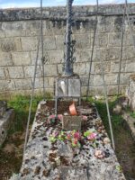 pierre tombale grise avec stèle et grande croix ouvragée. plaque commemorative - O.Dufour