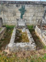 petite tombe entourage pierre avec stèle surmontée d'une croix , avec, au centre, la croix de guerre entre 1914 1918, et un drapeau entrelacé ainsi qu'un rameau d'olivier.Une plaque d'identification est fixée sur la stèle - O.Dufour