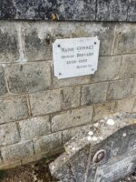 plaque fixée sur le mur derrière la tombe Nodin Bernard - O.Dufour