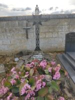 petite tombe entourage pierre et gravillons avec stèle surmontée d'une croix en métal ouvragé - O.Dufour