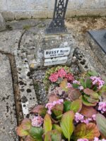 plaques d'identification fixées sur la stèle - O.Dufour