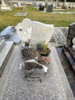 monument gris moucheté avec stèle sur laquelle figure, à gauche, une photo du défunt au dessus un couple d'oiseaux et 2 fleurs, et à droite l'identification en lettres dorées - o.Dufour