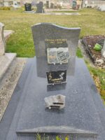 monument noir avec stèle gravée en lettres dorées -O.Dufour