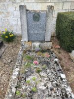 petite tombe entourage pierre avec stèle bleue sur laquelle figure une tête de christ et l'identification de la famille défunte - O.Dufour