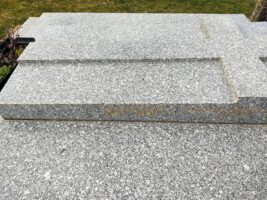 identification sur le côté droit de la pierre tombale - O.Dufour