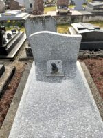 monument gris avec inscription sur la stèle et plaque vierge à l'enfant posée sur la pierre tombale - O.Dufour