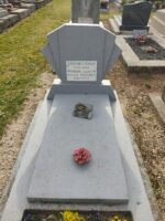 Pierre tombale grise avec stèle en éventail sur laquelle est fixée la plaque d'identification blanche - O.Dufour