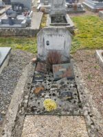 petite tombe pierre et gravillons avec stèle sur laquelle est fixée une plaque d'identification blanche avec photo - O.Dufour