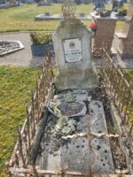 petite tombe en pierre avec entourage grille et stèle sur laquelle est fixée une plaque avec la photo de l'enfant défunte en communiante et son identification - O.Dufour