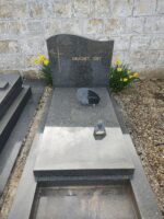 monument noir avec stèle sur laquelle figure une croix dorée à gauche de l'identification de la famille en lettres dorées - O.Dufour