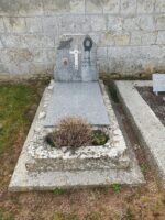 petite tombe en pierre avec pierre tombale et stèle grise sur laquelle figure la photo du défunt une croix, une couronne et un rameau d'olivier - O.Dufour