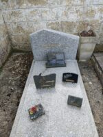 monument gris moucheté avec stèle gravée en lettres dorées -O.Dufour