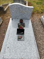 Monument gris moucheté avec stèle ou figure une croix dorée à gauche de l'identification - O.Dufour