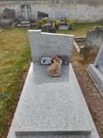 monument gris moucheté avec stèle en forme de trapèze sur laquelle est gravée l'identification du couple défunt - O.Dufour