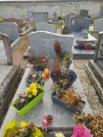 monument gris moucheté avec stèle sur laquelle est gravée l'identification du couple défunt en lettres blanches - o.Dufour