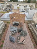 monument gris et bordeaux avec stèle gravée en lettres dorées, une croix noire, et les 2 photos du couple défunt - O.Dufour